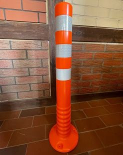 Słupek parkingowy blokujący U-12c | PCV, 75 cm, na stopie, elastyczny, uchylny, pomarańczowy